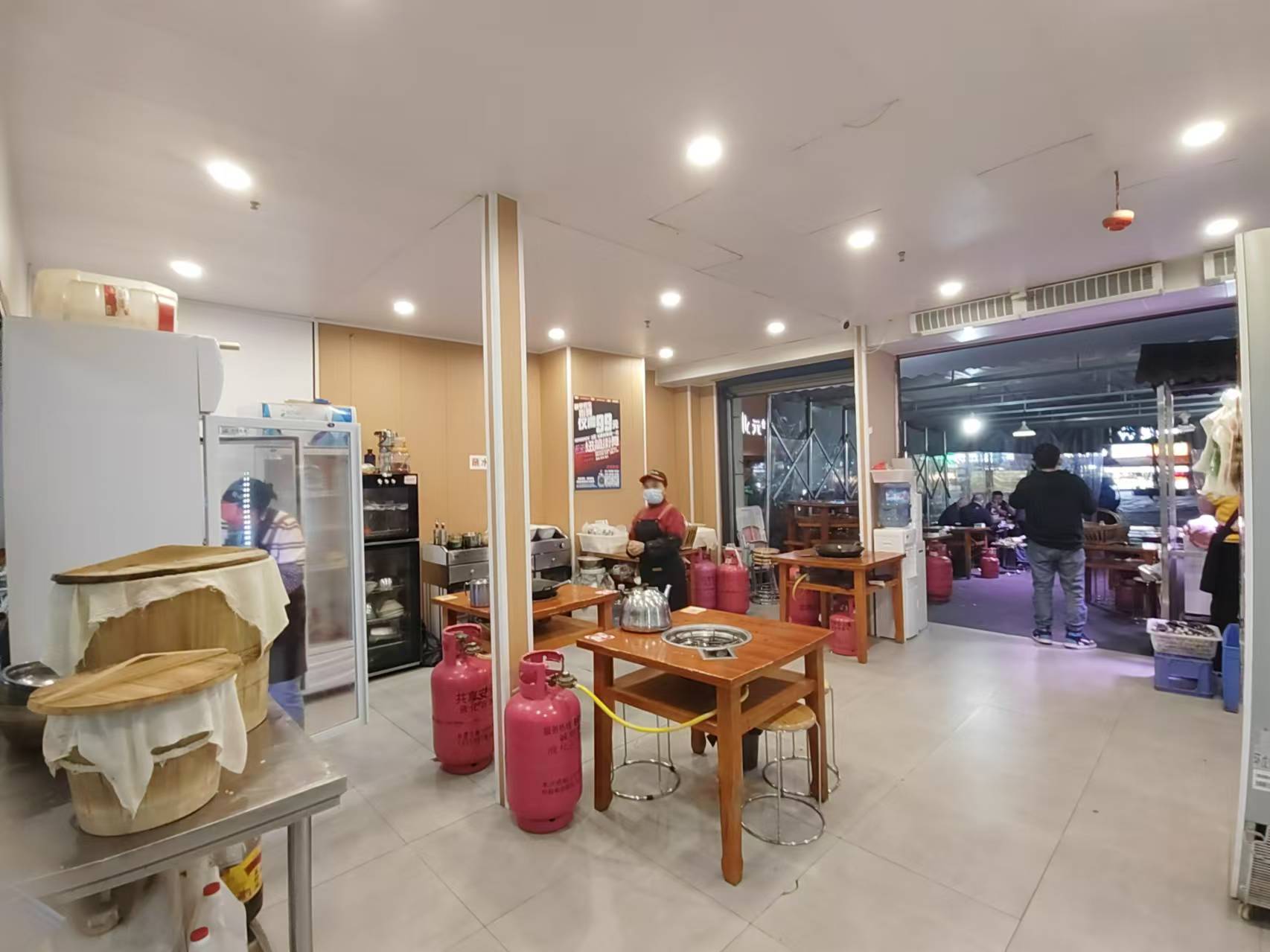 金阳新世界步行街120平有外摆区餐饮店转让